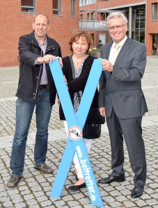 Martin Kauder und Andrea Grose überreichten ein blaues Kreuz an Bürgermeister Volker Owerien (Foto: Kartin Gehrke)