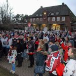 Über hundert Eischockeyfans trafen sich zur Demo am Bahnhof