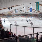 Spannung in der Halle: beim Eishockeyspiel treffen sich sportbegeisterte Timmendorfer und viel Gäste