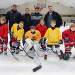 Timmendorfer Eishockey-Kids und ihre Trainer hoffen auf ein Ergebnis, das die Zukunft der beliebten Eishalle sichert. (Foto: Susanne Dittmann)