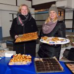 Köstlich und selbst gebacken: Kuchenbuffet von den Spieler-Müttern für die Gäste präsentieren hier Diana Ahrens und Sandra Rogatty (Foto: S. Dittmann)