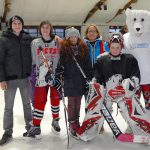 Gruppenbild mit Eisbär Timmy: Sabine Jensen (l. neben Timmy) und Torwart-Tochter Liv mit dem engagierten Eishockey-Nachwuchs (Foto: S. Dittmann)