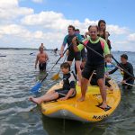 Hier ist die ganze Familie dabei: Stand Up Paddeln in der Ostsee (© Hoch Zwei)