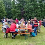 Freundlich, fröhlich, familiär: Gute Stimmung im sonnigen Vogelpark kurz vor Beginn der „Kakadu-Show“