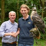 Glückwunsch für den „Vogelvater“: Timmendorfs neuer Bürgermeister Robert Wagner (li) trägt einen seltenen Greifvogel und gratuliert Klaus Langfeldt. © Susanne Dittmann