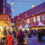 Ein Markt voller Menschen! Viele Besucher reisen meilenweit um dabei zu sein.